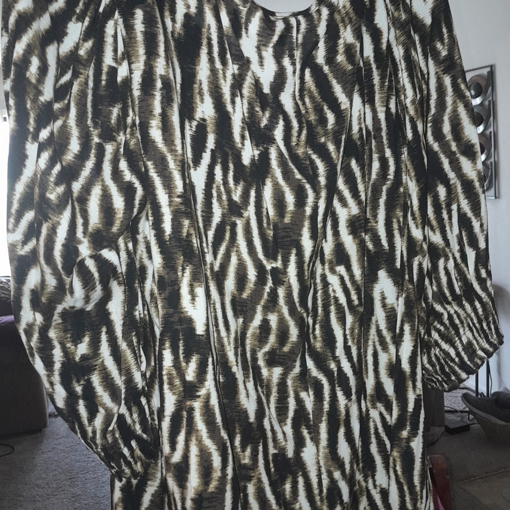 WOMANS PLUS SIZE 3X 3/4 LENGTH SLEEVE BLOUSE. TIGER DESIGN GATHERS ON BOTTOM